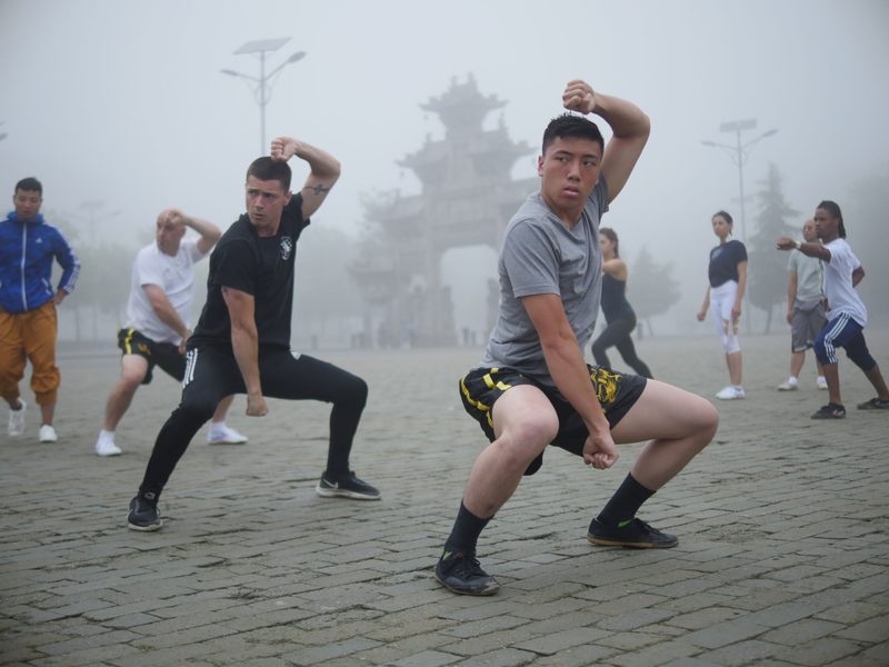 Tai Chi-vormen in de ochtendmist