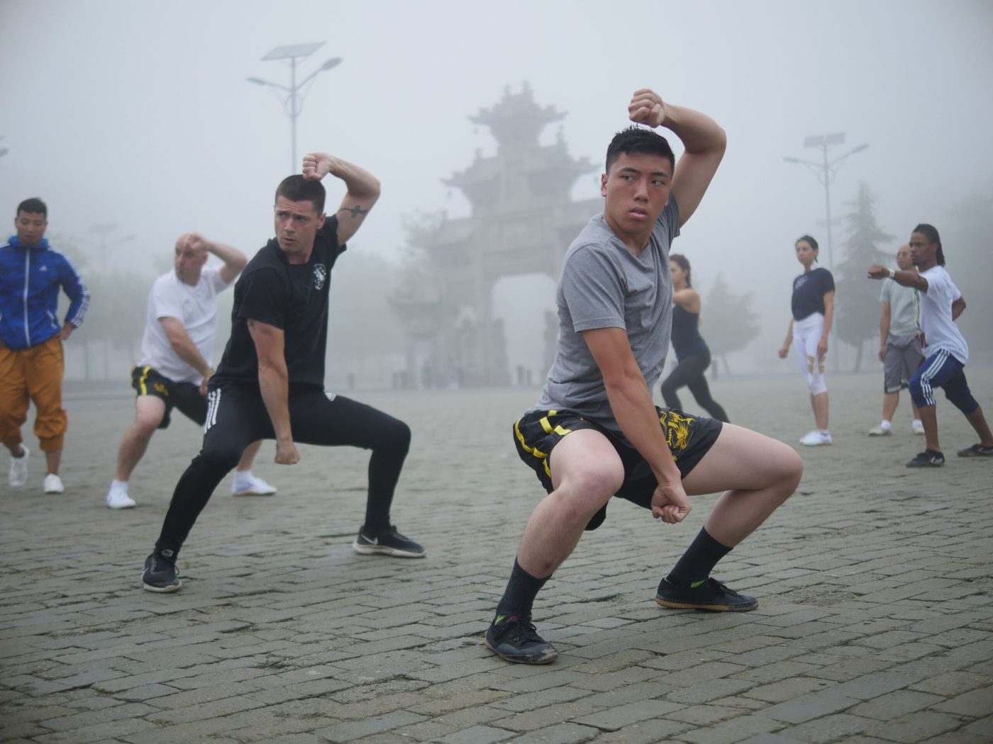 Tai Chi-vormen in de ochtendmist